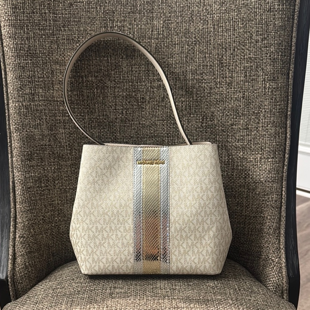 Michael Kors Cream and Gold Shoulder Bag with Elegant Design